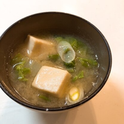 高野豆腐をお味噌汁に入れたのは初めてですが、味がしみていてとても美味しかったです！白菜もトロトロで、体が温まる一品でした♫